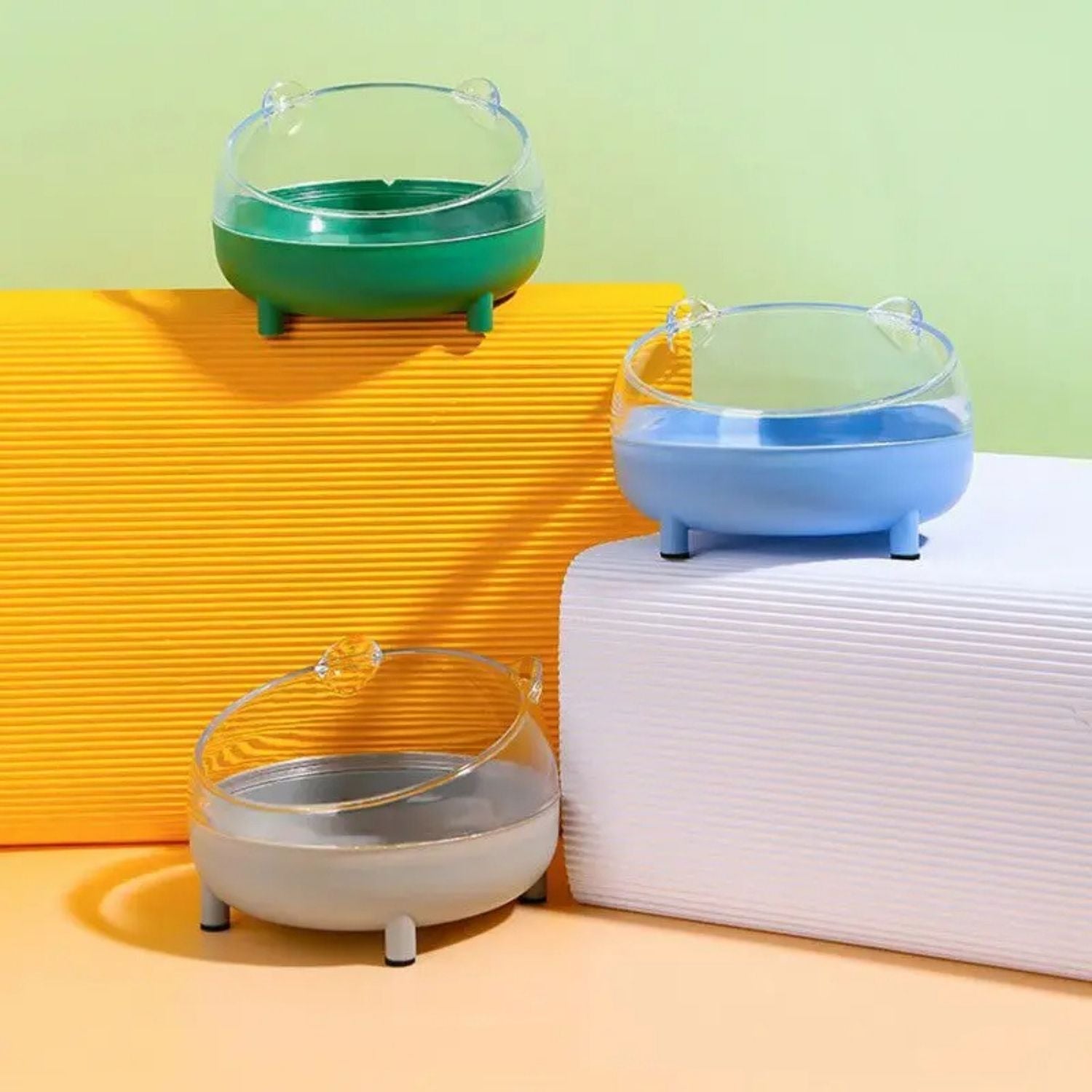 Hamster Antikantel Rijstkom drie voerbakken op gekleurde achtergrond